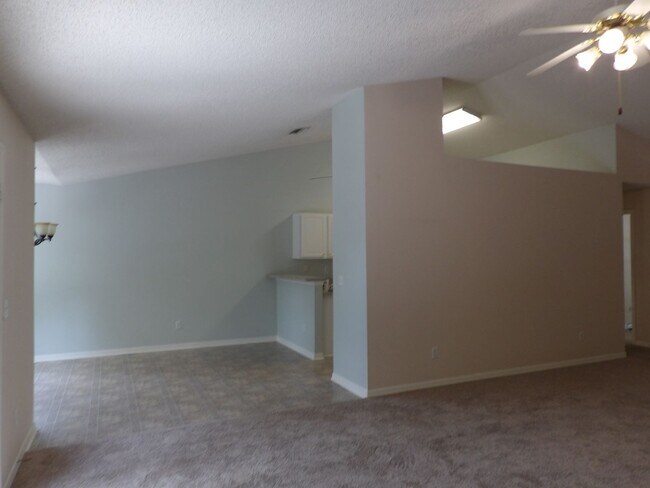 Foto del edificio - 4 Bedroom 2 Bath 2 Car Garage 2334 Sq Ft C...