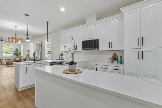 Building Photo - 1515 E Knollwood St