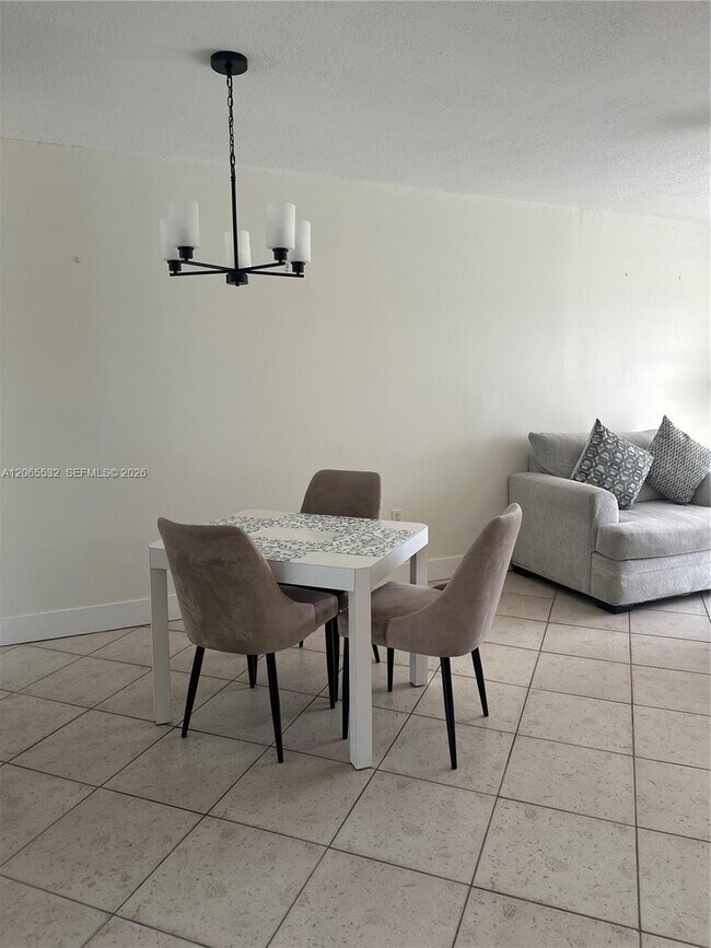 Foto del edificio - 8305 Sunrise Lakes Blvd