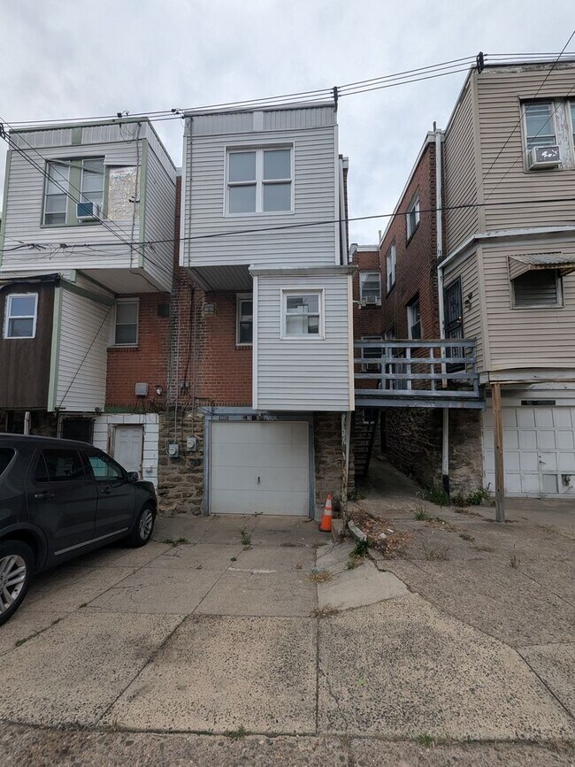 Building Photo - Large Home - LaSalle University