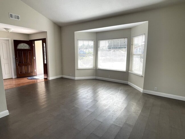 Building Photo - Beautiful Mesa Oaks Home