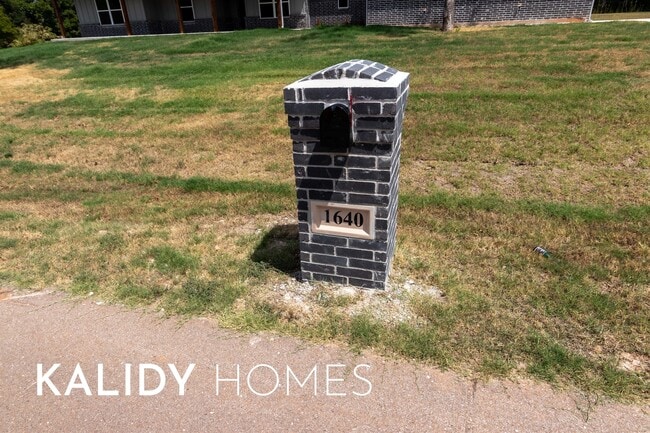 Building Photo - 1640 Kalidy Dr