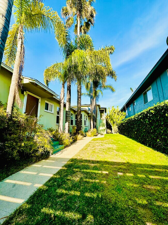 Shared courtyard fenced in - 2813 Highland Ave