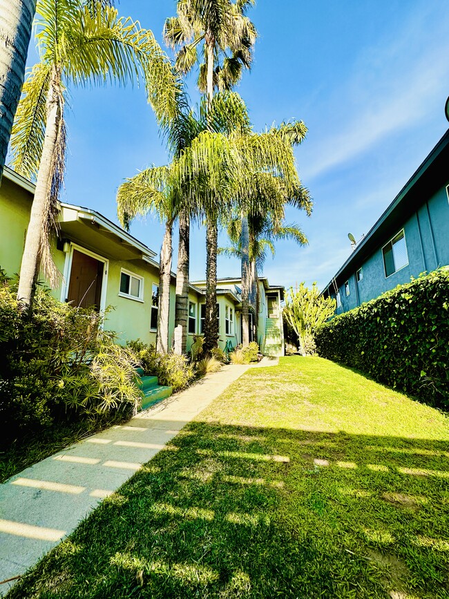 Shared courtyard fenced in - 2813 Highland Ave