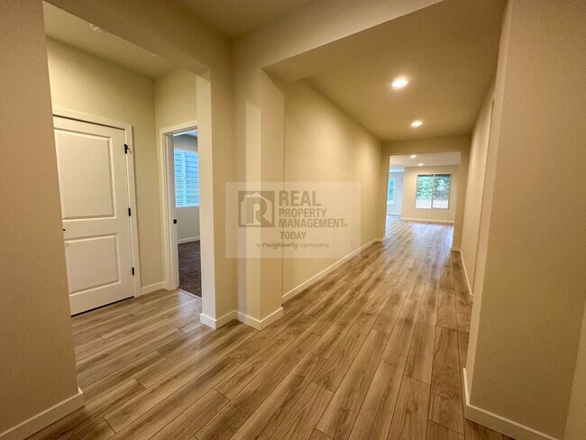 Building Photo - 3 Bedroom House in Auburn!