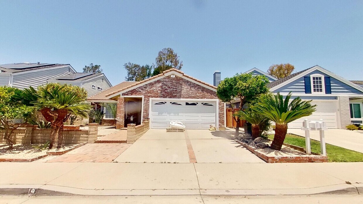 Primary Photo - Beautiful 4 Bedroom 2 Bath Single-Family H...