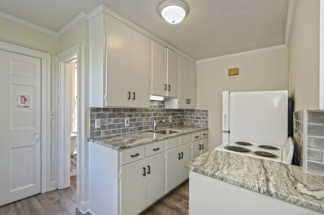 Building Photo - 562 Amity Rd