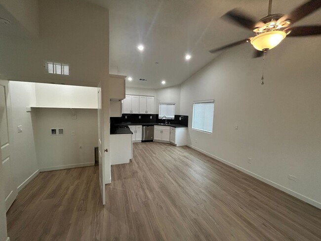 Foto del edificio - Duplex Northwest Bakersfield