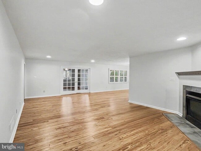 Building Photo - 330 Parkwood Dr