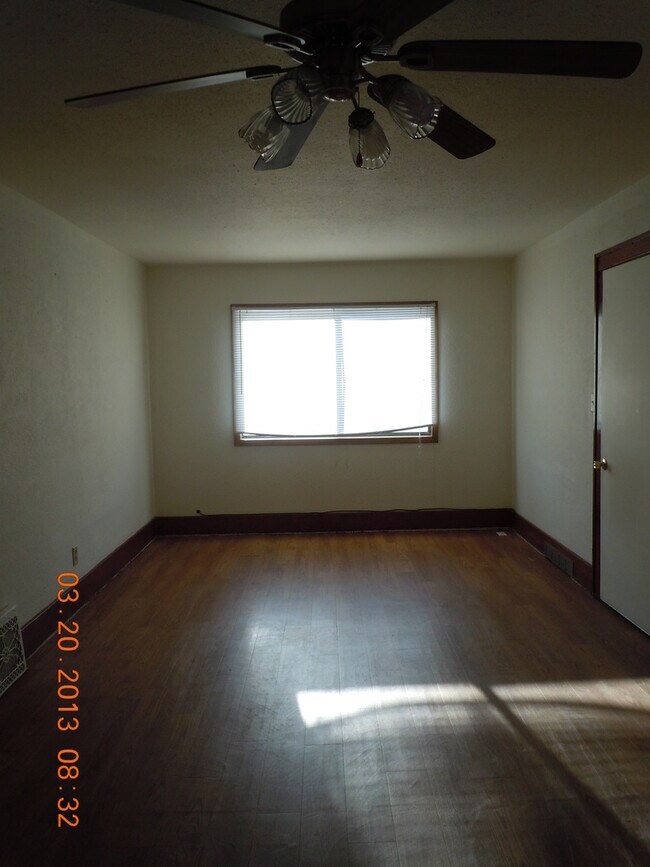 Building Photo - 522 9th St SE