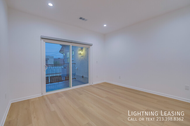 Building Photo - Stunningly Remodeled 3-Bed, 2-Bath Duplex ...