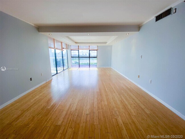 Building Photo - 20505 E Country Club Dr