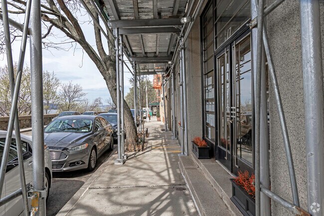Pasarela - 17 Chittenden Ave