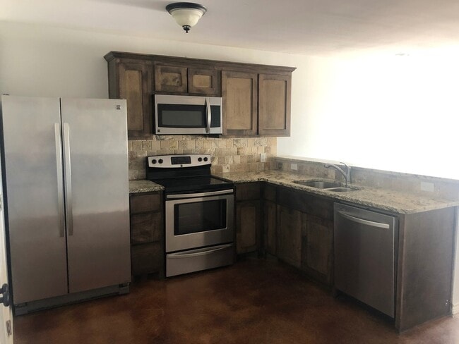 Building Photo - 3 bedroom, 2 bath DUPLEX!