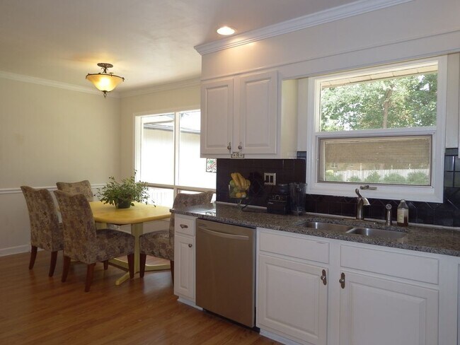 Building Photo - Three Bedroom in Popular Bermuda Run. MUST...