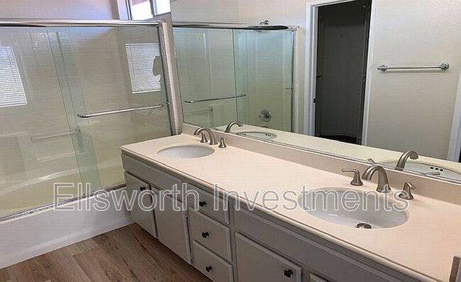 Foto del edificio - 744 Cardona Ave