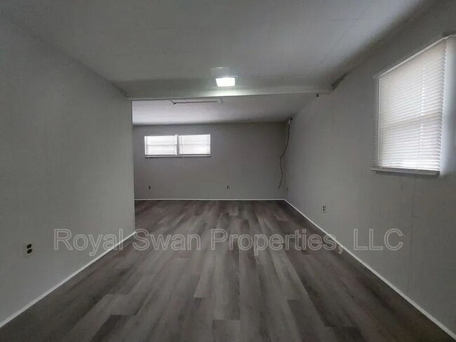 Building Photo - 115 1/2 Lenox St.