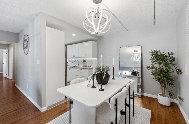 Foto del edificio - 50-56 Broadlawn Park Unit 221