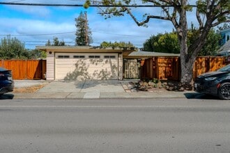 Building Photo - 611 E Meadow Dr