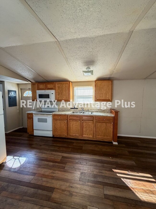 Building Photo - 3-Bedroom Home in a Private Setting