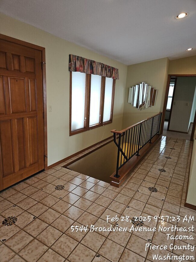 Building Photo - NE Tacoma View home in Upper Browns Point ...