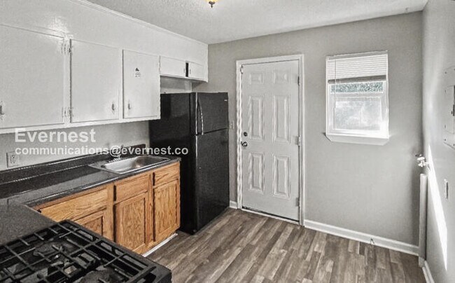 Building Photo - 1346 Vivian St SW