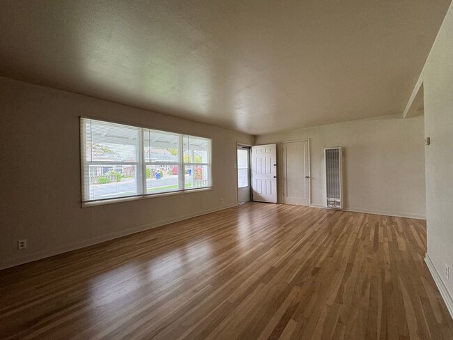 Building Photo - 2 BR in Santa Cruz' Banana Belt