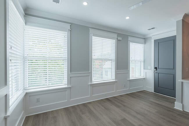 Building Photo - 6 Sanctuary Ct