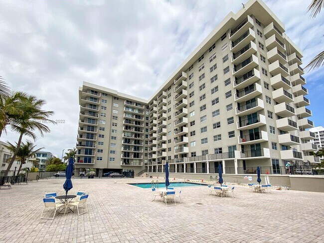 Foto del edificio - 9273 Collins Ave