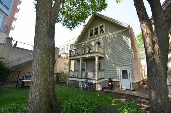 Foto del edificio - 325 W Wilson st.