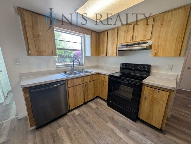 Building Photo - 3/2 over 1000sf home with New flooring, FRESH paint, open floorplan, primary suite with private b...