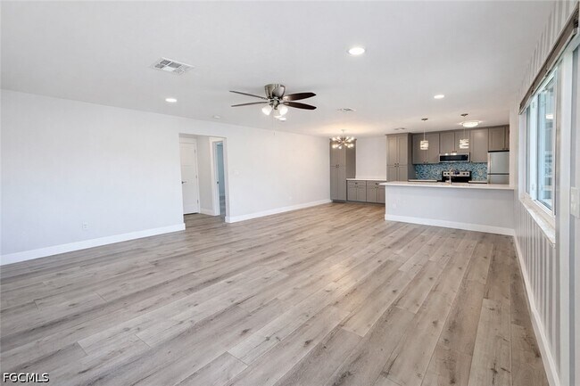 Foto del edificio - 3032 SE Santa Barbara Pl