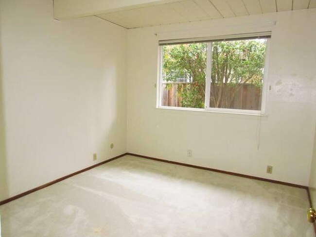 Building Photo - 805 Pear Ave