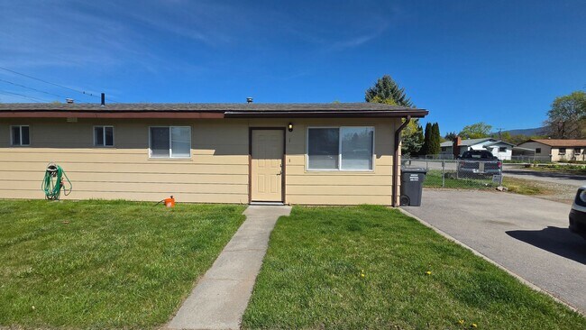 Foto del edificio - Remodeled Two Bedroom Duplex Off Reserve