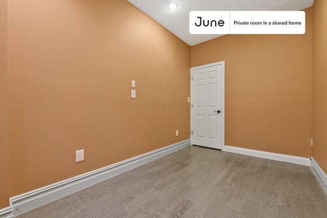Building Photo - Private bedroom in 3 bed/2 bath Home