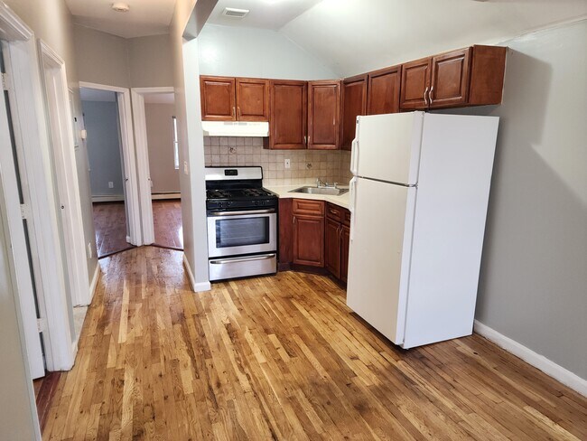 Building Photo - 967 Crescent St