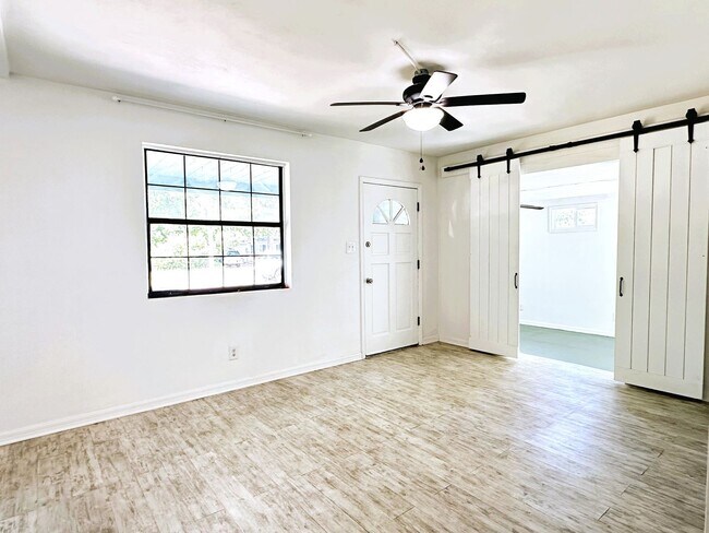 Foto del edificio - On Island, Close to Historic District & Be...