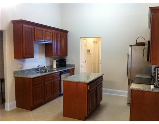Building Photo - 3111 Village Cir