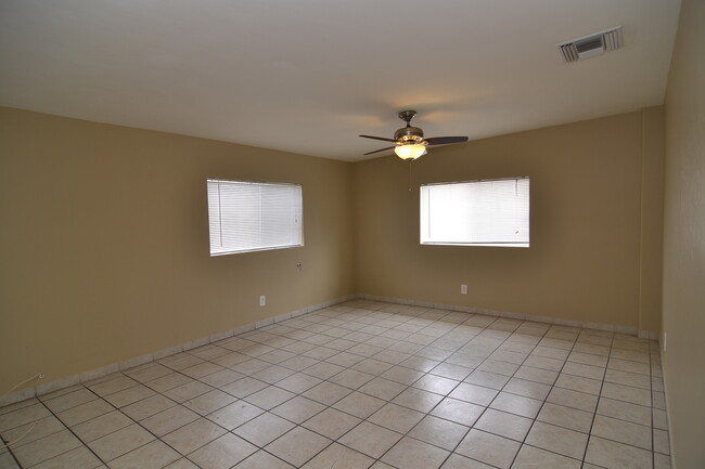 Building Photo - Spacious 4 Bedroom 2 Bath Home! Great Sout...