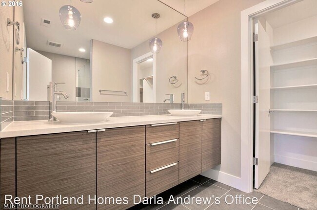 Foto del edificio - 3 br, 2.5 bath House - 7483 N Huron Avenue