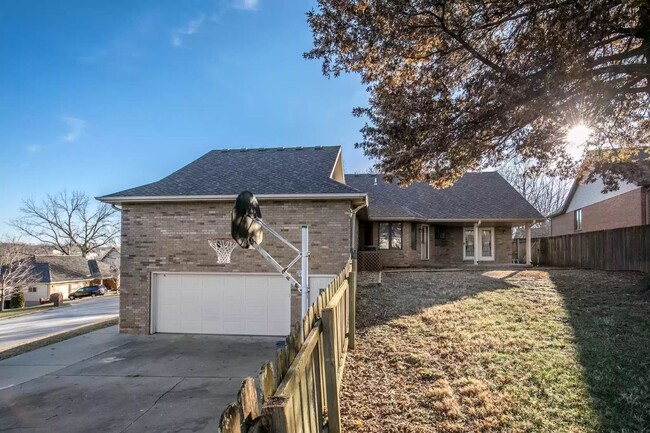 Building Photo - 5 bedroom/3 bath w/mother in law style qua...