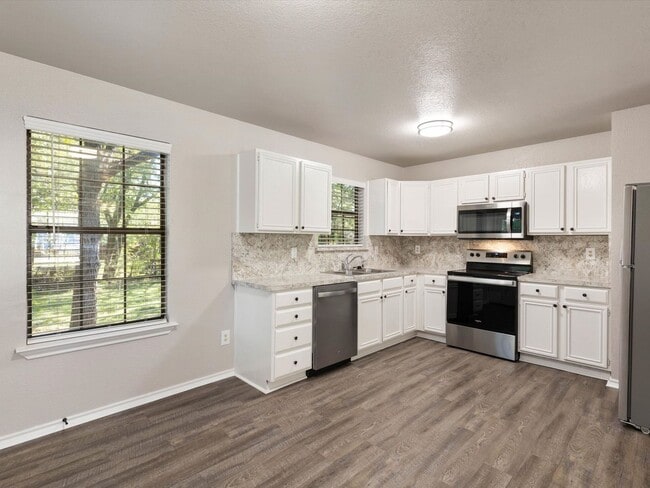 Building Photo - Charming in Cleburne!