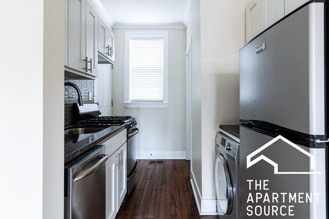 Photo - 646.5 W Roscoe St Apartment