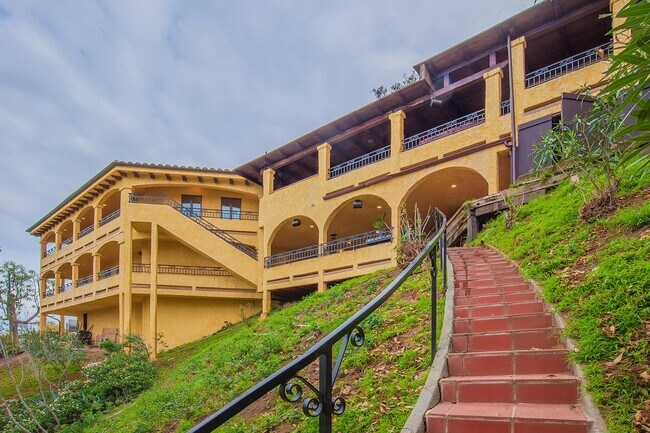 Building Photo - 6844 Cahuenga Park Trl