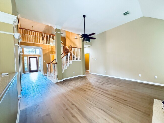 Foto del edificio - 16523 Town Lake Ct