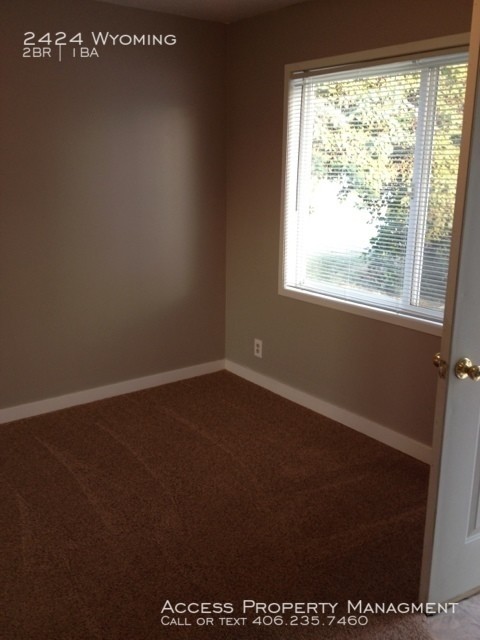 Building Photo - 2 Bed, 1 Bath Duplex, pet friendly!