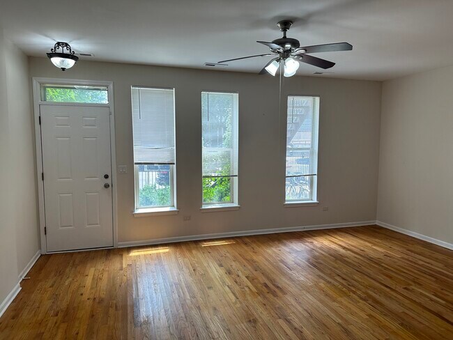 Foto del edificio - 2122 W Madison St