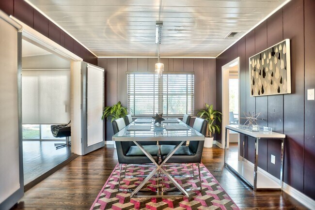 Foto del edificio - Gorgeous Single Family Home Located In Midtown. Huge Fenced in Backyard!