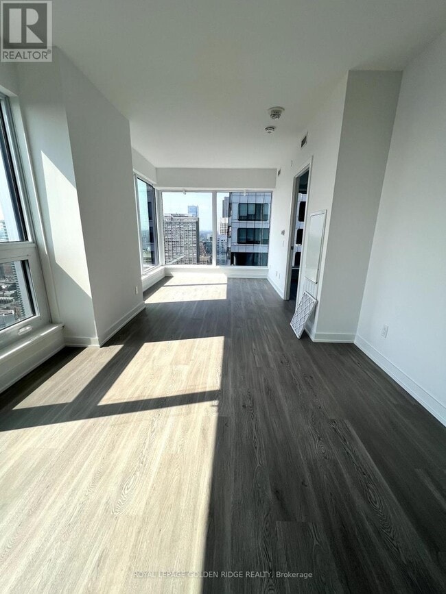 Photo du bâtiment - 8-5508 Wellesley St W