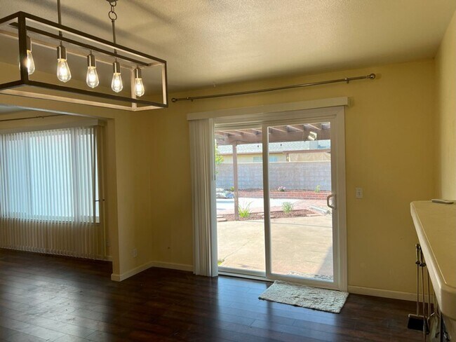 Foto del edificio - Bright and Sunny 3 bedroom home in North E...